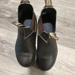 Like new Blundstone dark brown leather 550 Chelsea boot. No wear or tear.